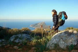 Theresa beim Wandern am GR 221 vor der Insel Dragonera bei Sant Elm