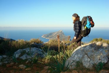 Theresa beim Wandern am GR 221 vor der Insel Dragonera bei Sant Elm