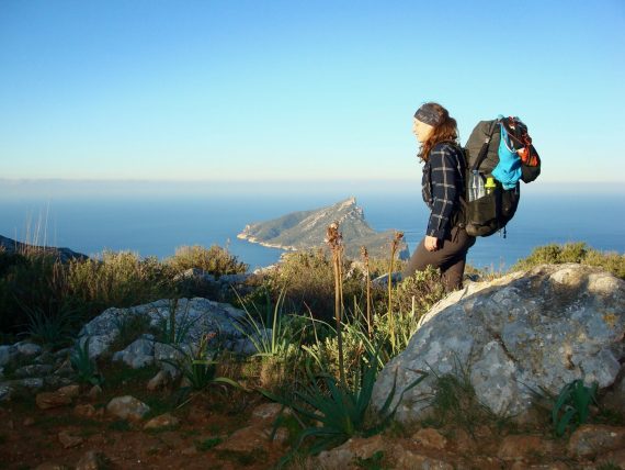 Theresa beim Wandern am GR 221 vor der Insel Dragonera bei Sant Elm