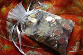 Tipps zum Geld sparen: die gesammelten Münzen nach einem Jahr