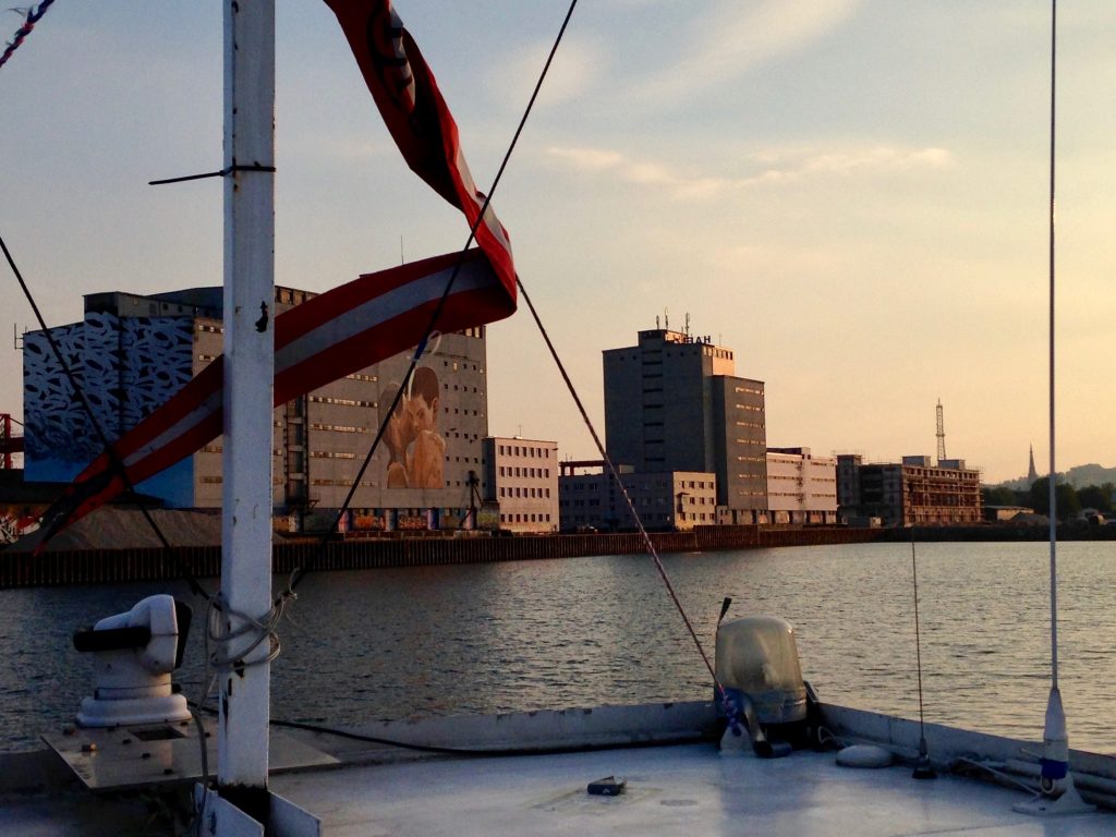 Ausblick auf die Gebäude bei der Bootstour durch den Mural Harbor in Linz
