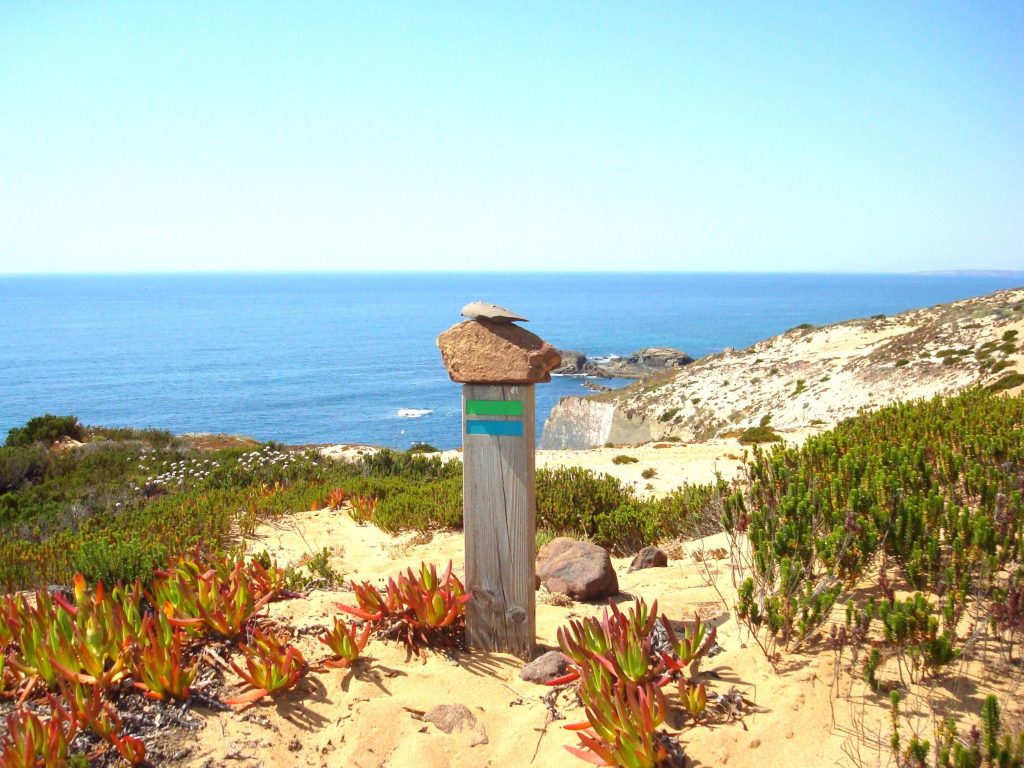 Typische Wegmarkierung am Rota Vicentina in Portugal
