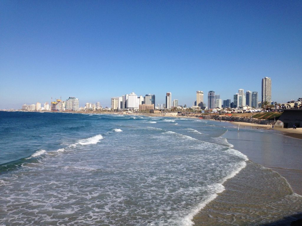 Das Meer und im Hintergrund sind die Hochhäuser der Stadt zu sehen