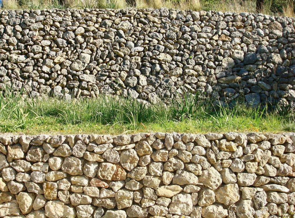 Eine typische Trockensteinmauer auf Mallorca