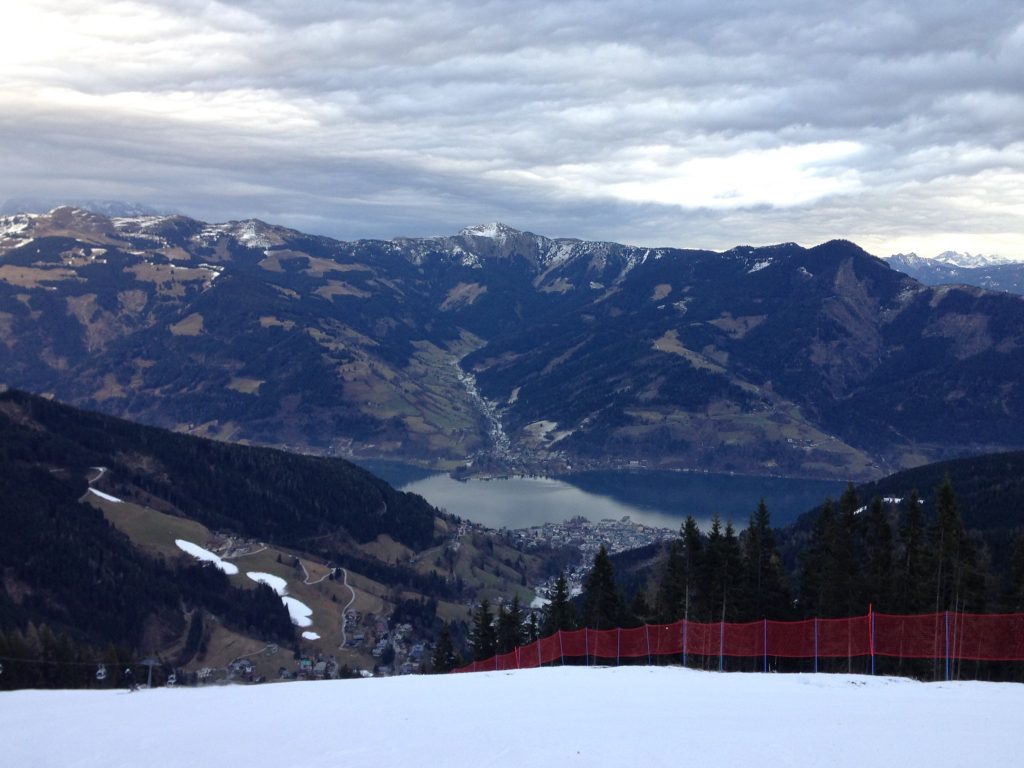 Blick auf Zell am See von der schwarzen Piste bei der Talabfahrt