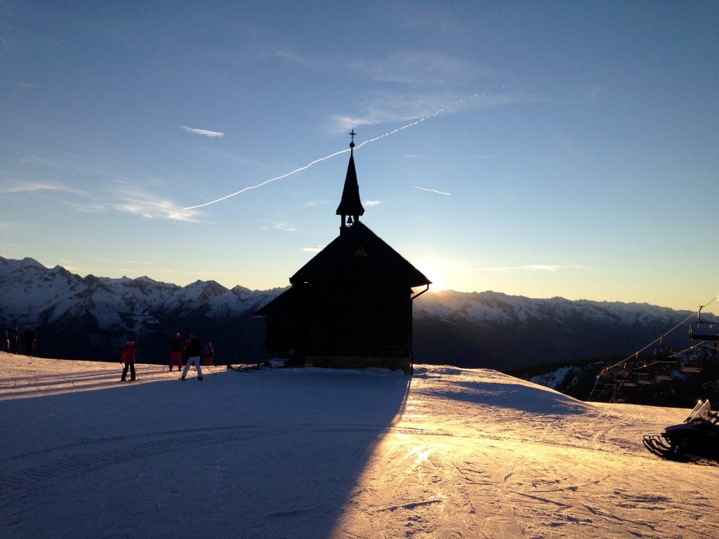 Die sonnenbeschienene Kapelle auf der Schmitten am späten Nachmittag